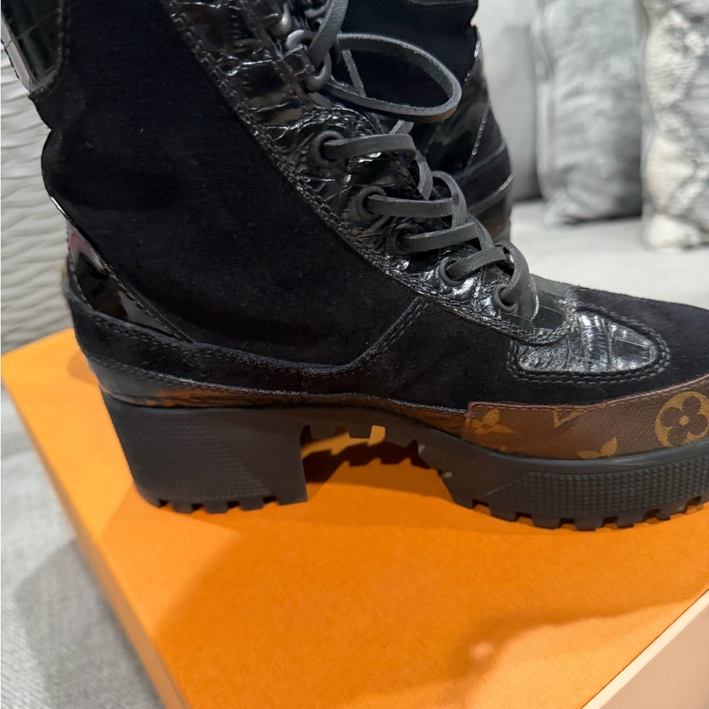 Authentic… Louis Vuitton Black and Brown Lace Up Boots - Picture 8 of 14